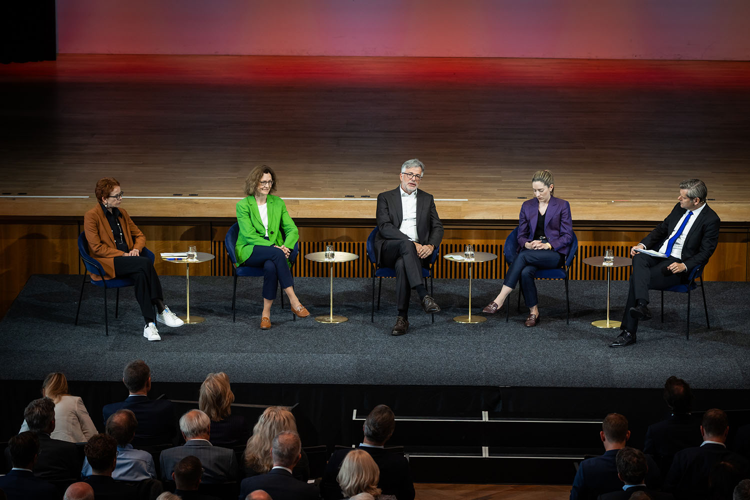 Erste Paneldiskussion mit Eva Herzog, Monika Rühl, Marco Sieber, Alexandra Janssen und Moderator Urs Gredig (vlnr)