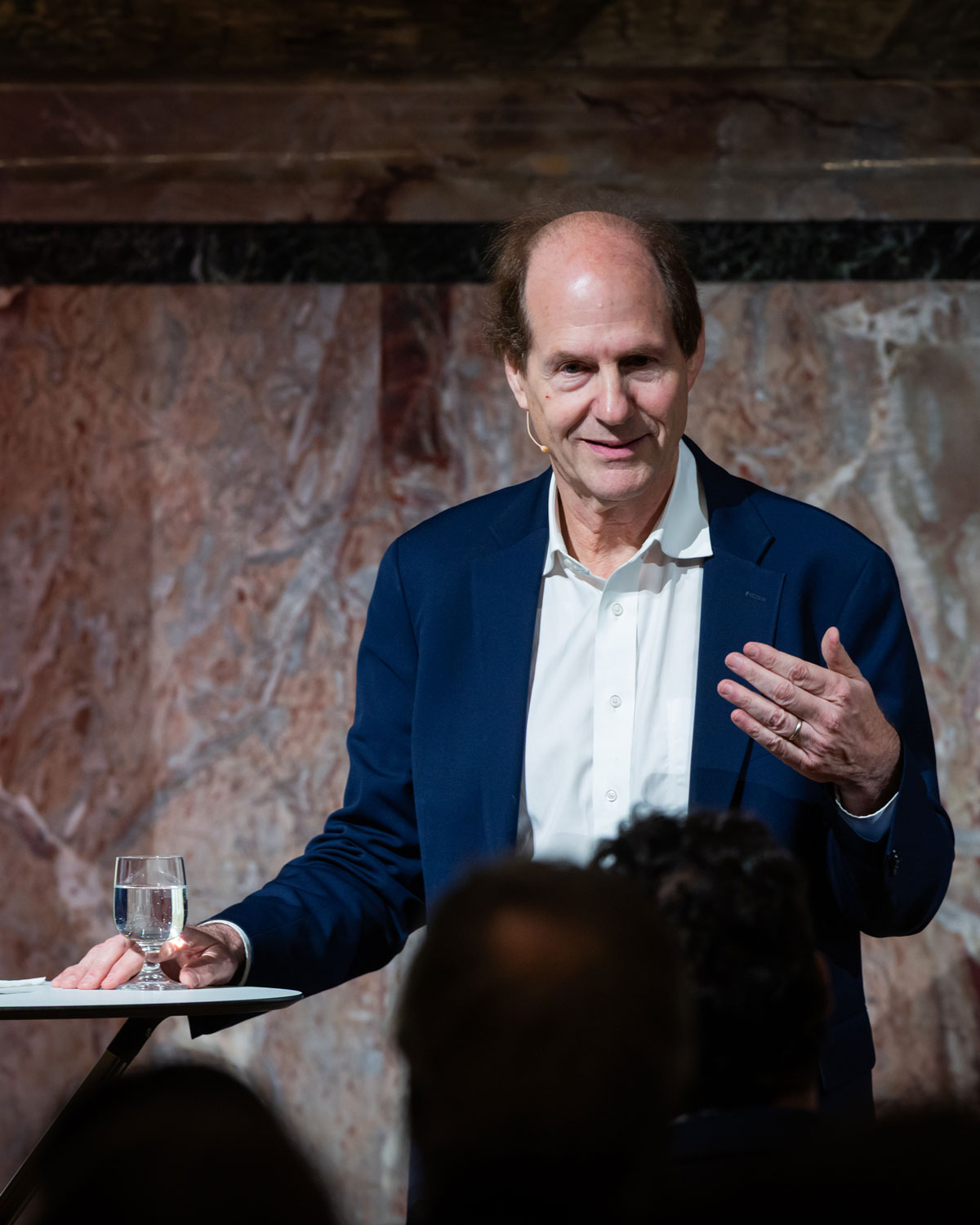 Cass Sunstein is considered the world's most cited legal scholar. On the one hand, this is because the Harvard professor held important government posts under Barack Obama and Joe Biden and has in-depth insight into Washington's political scene. The latter is also thanks to his wife Samantha Power, the former US ambassador to the UN and head of the US Agency for International Development (USAID). On the other hand, the 71-year-old has a wide range of interests. His best-known book is “Nudge,” co-authored with behavioral economist and Nobel Prize-winning economist Richard Thaler. It shows how people can be “nudged” more or less subtly to make certain decisions. Sunstein advises governments worldwide and is also considered an influential thinker on issues of democracy and governance. The interview with him took place on the sidelines of an event organized by the UBS Center for Economics in Society at the University of Zurich. (tf./sal.)