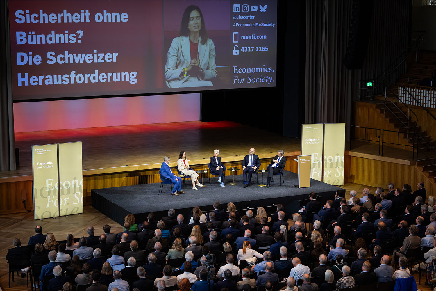 Zweite Paneldiskussion mit Georg Häsler, Maja Riniker, Marie-Agnes Strack-Zimmermann, Thomas Süssli und Moderator Urs Gredig (vlnr)