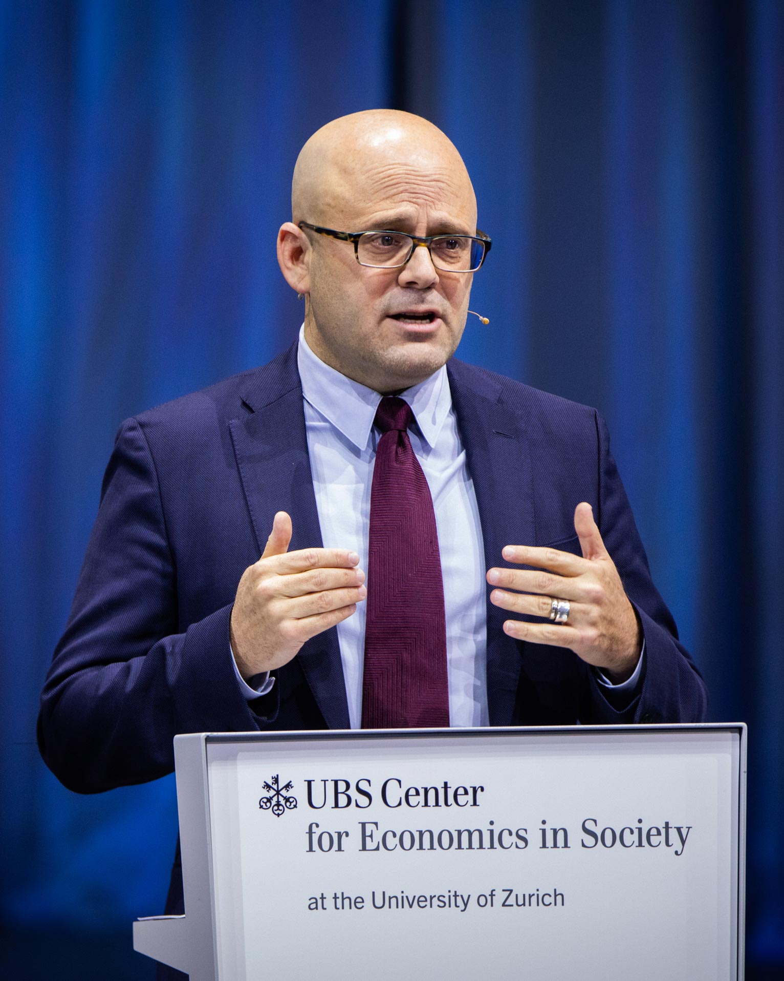 Daniel Ziblatt is Professor of Political Science at Harvard University and Director of the Department "Transformations of Democracy" at the WZB in Berlin. Together with Steven Levitsky, he published the bestseller 'How Democracies Die' in 2018. Their new book 'Tyranny of the Minority' has also been critically acclaimed.