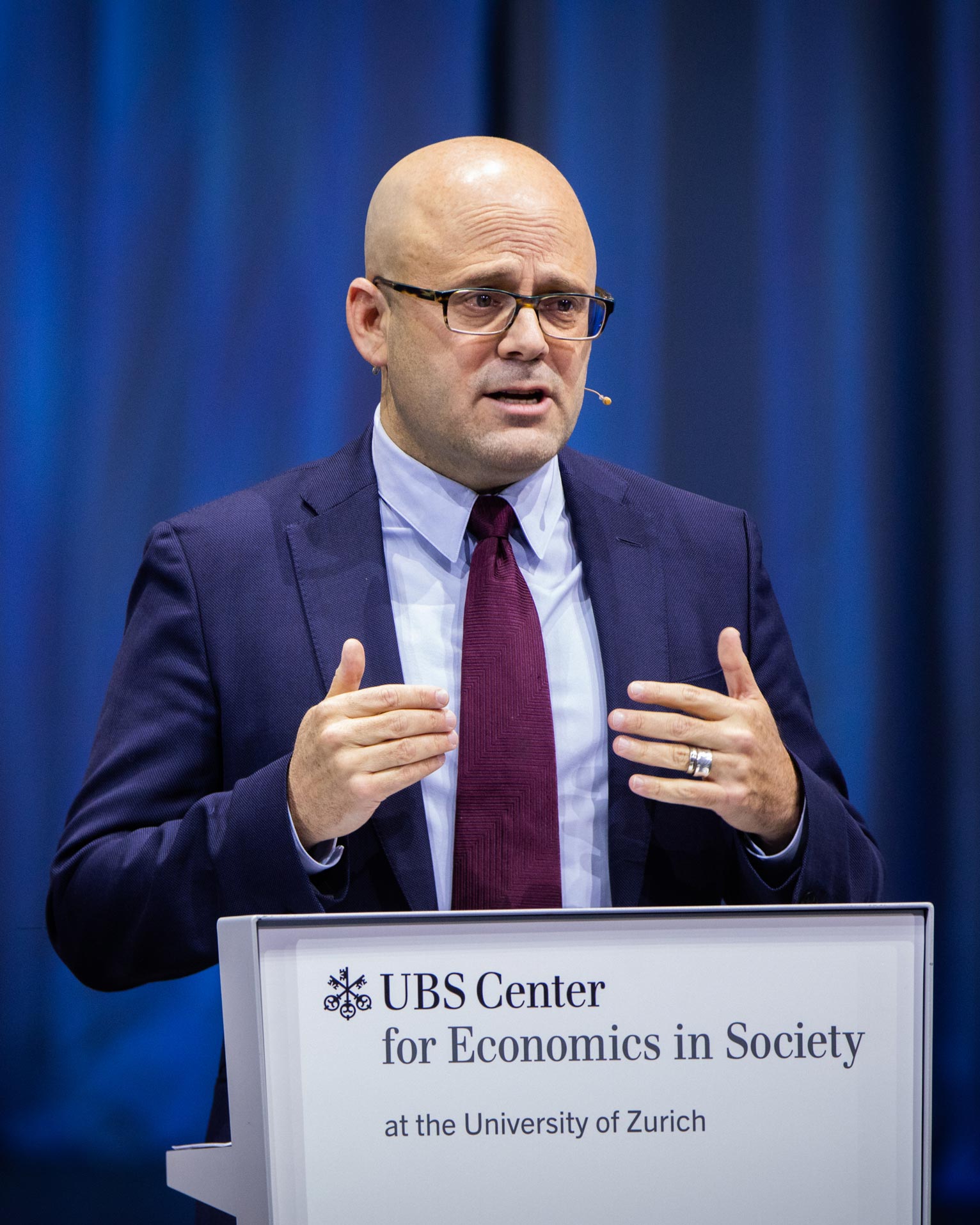 The 51-year-old Eaton Professor of the Science of Government at Harvard University is considered one of the most renowned scholars in this field. Ziblatt received special attention for the best-selling book 'How Democracies Die', which he co-authored with Steven Levitsky. Ziblatt appeared in the series 'Democracies under threat' of the UBS Center for Economics in Society at the University of Zurich in November.