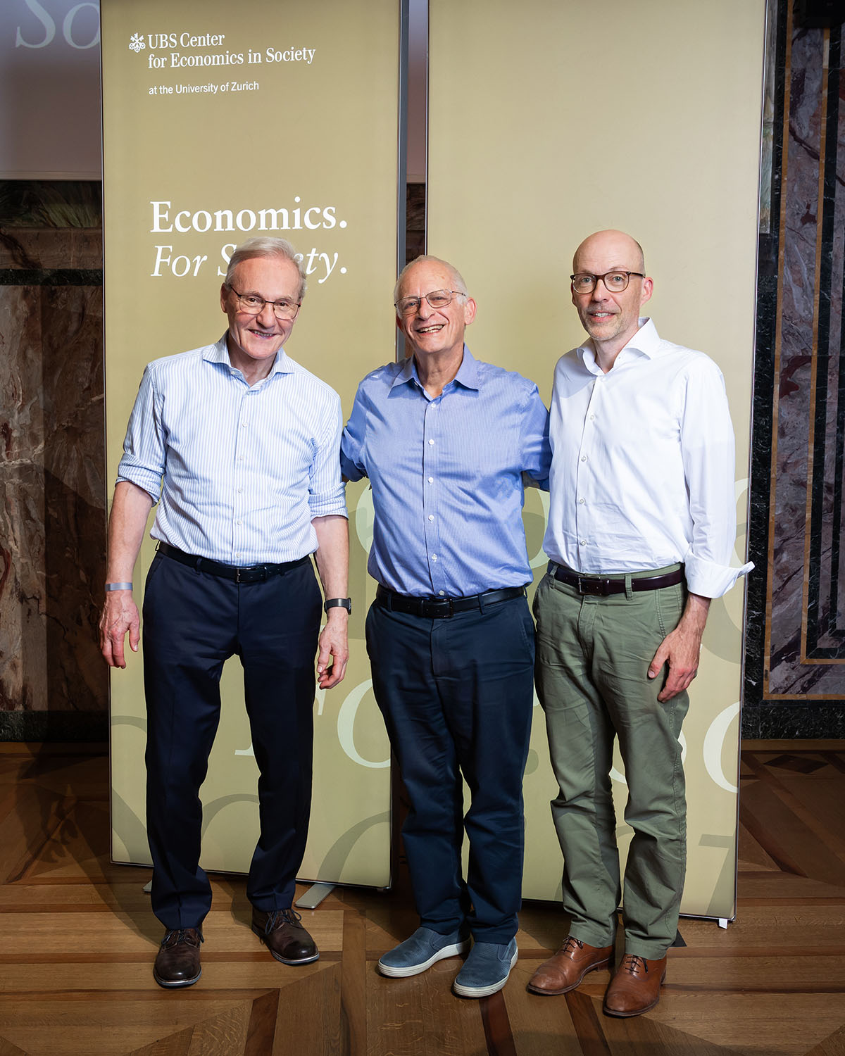 Sir Oliver Hart with UBS Center Director Ernst Fehr (left) and UZH Department of Economics Vice Chairman Björn Bartling (right) in the Churchill hall at Universität Zürich.