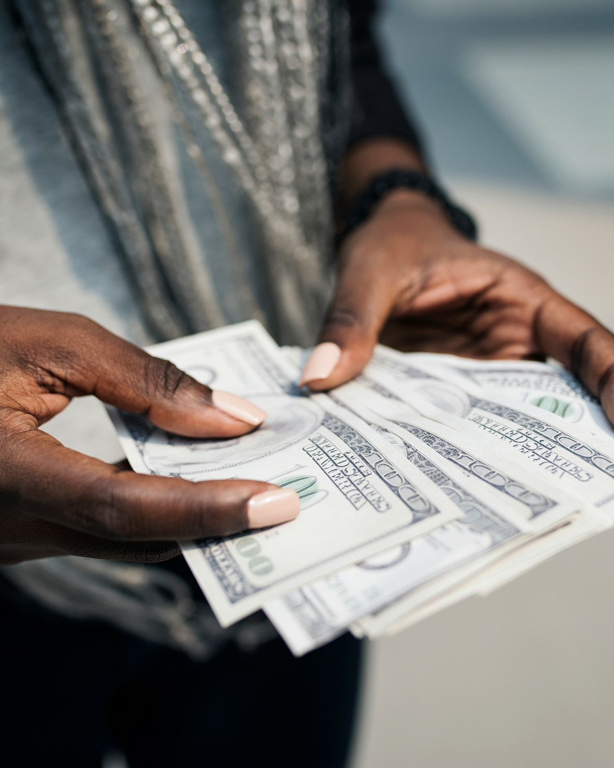 In the trust game, participants decide how much money to entrust to a stranger. A new study from the University of Zurich shows that oxytocin increases this willingness among men who are generally less trusting. Image: curated lifestyle/Unsplash