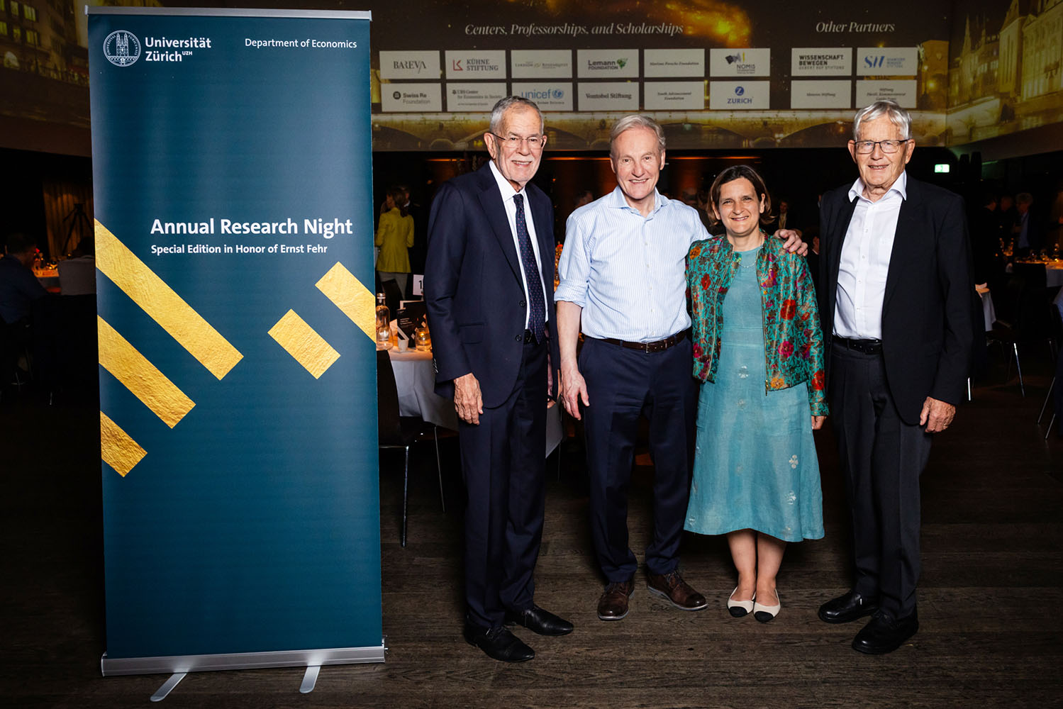 Ernst Fehr with his doctoral advisor and the President of the Republic of Austria, Alexander Van der Bellen (left); Nobel laureate and new Professor at UZH Department of Economics, Esther Duflo and Kaspar Villiger