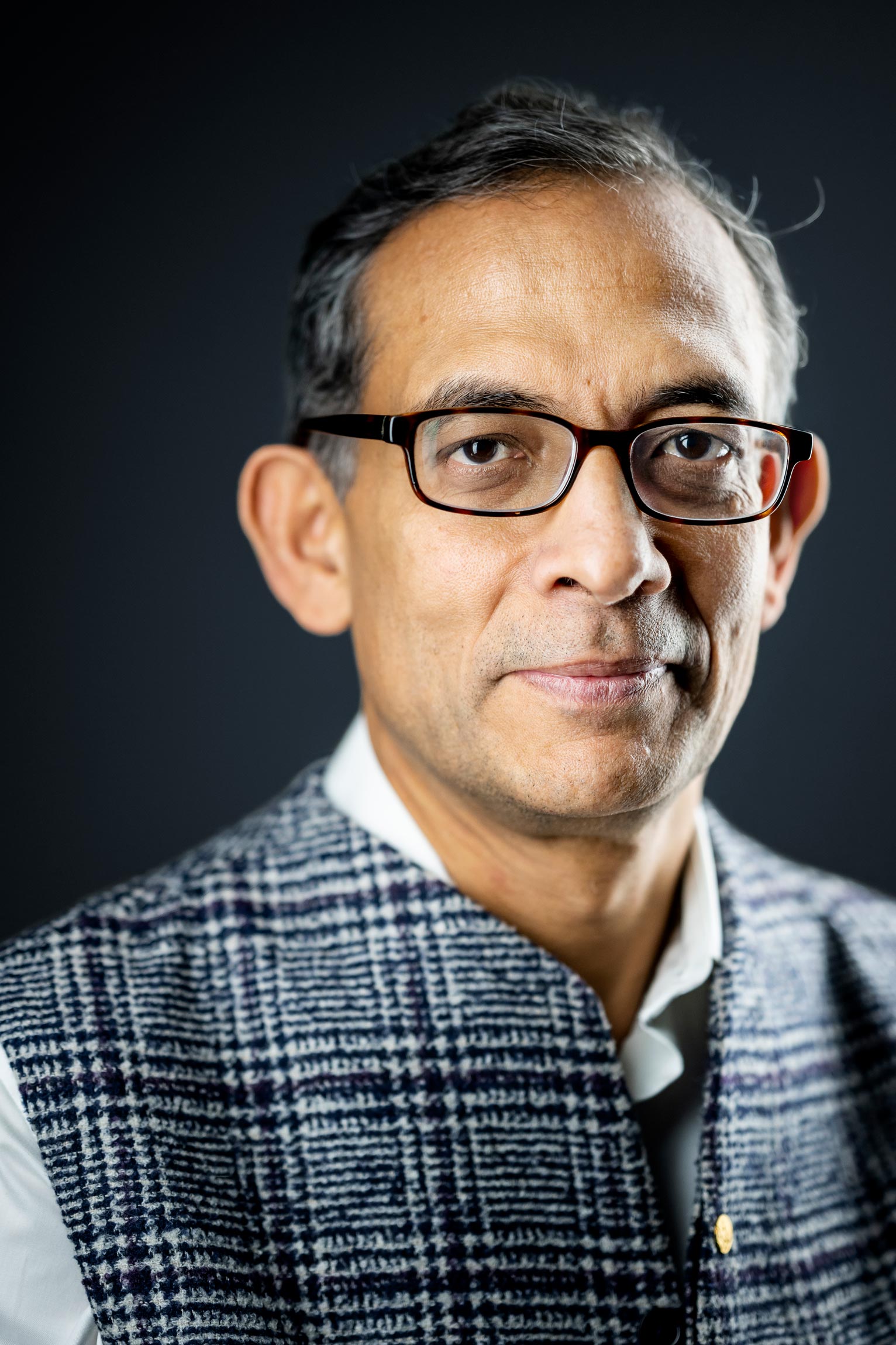 Nobel laureate Abhijit Banerjee © Nobel Media. Photo: A. Mahmoud; The economist is a professor at the Massachusetts Institute of Technology (MIT) in Cambridge, USA. He grew up in Calcutta as the son of two economists. In 2019, he received the Nobel Prize in Economics with his wife Esther Duflo and Michael Kremer. Banerjee and Duflo were among the founders of the Abdul Latif Jameel Poverty Action Lab at MIT in 2003, which combats poverty based on results from field experiments. (PS)