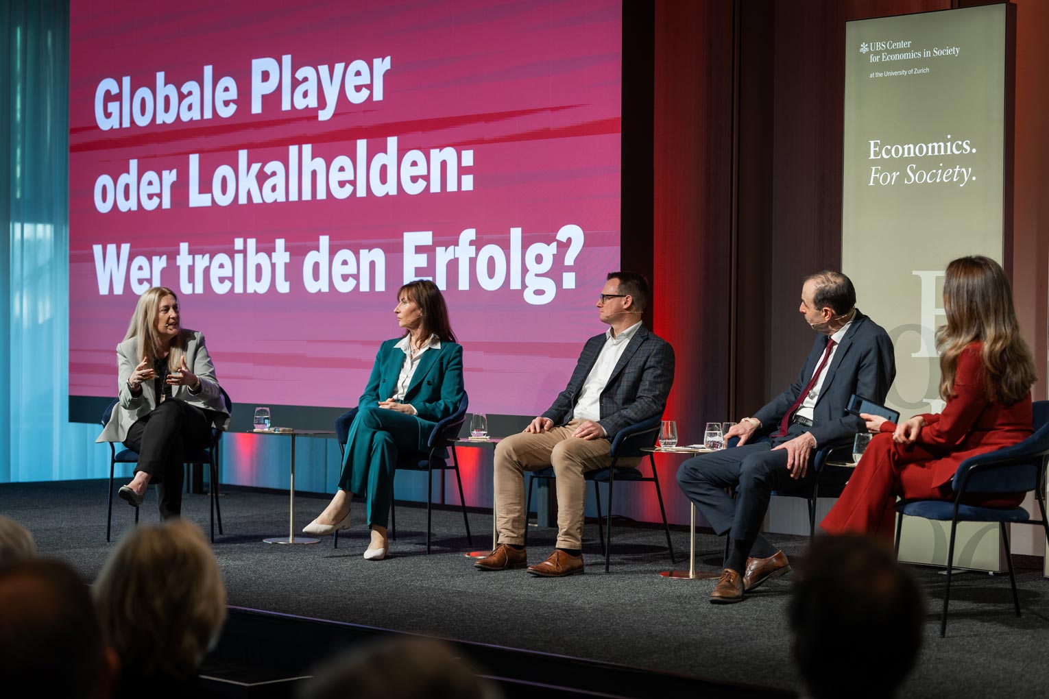 Prominent besetztes Panel: Helene Budliger Artieda (SECO-Direktorin), Suzanne Thoma (Sulzer-CEO), Urs Furrer (Direktor des Schweizerischen Gewerbeverbandes), Tobias Straumann (Professor für Wirtschaftsgeschichte an der UZH) und Moderatorin Carolin Roth.
