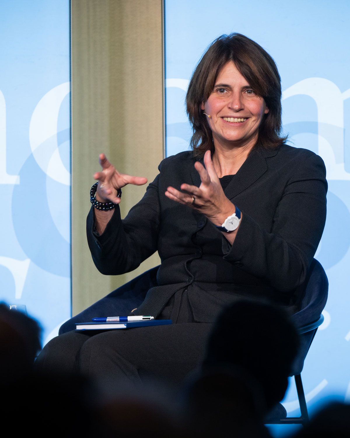 "The euro makes us strong," says French economist and financial specialist Hélène Rey. According to her, the euro could play a greater role internationally – but only if the eurozone countries take further steps toward integration. "That would make the euro a safe haven." Until now, the US has been the central pillar – but Rey believes that rival superpowers will vie for influence in the financial system in the future. "This will bring additional complexity, efficiency losses, and unpredictability."