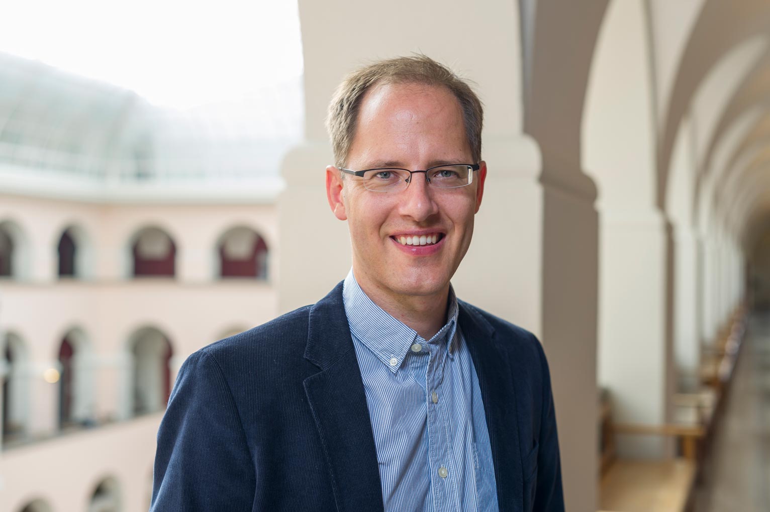 Florian Scheuer ist Professor für Economics of Institutions an der Universität Zürich. Zu seinen Fachgebieten gehören ökonomische Ungleichheit, politische Ökonomie und Steuerpolitik.