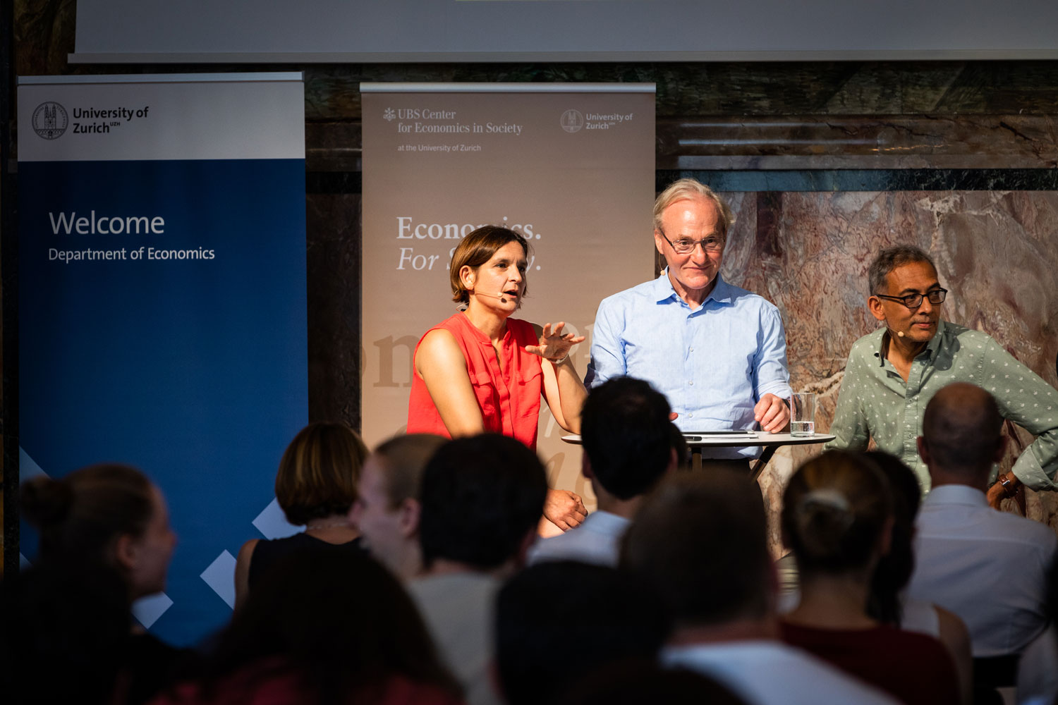 Nobel laureates Esther Duflo and Abhijit Banerjee (MIT) at the University of Zurich in 2022.