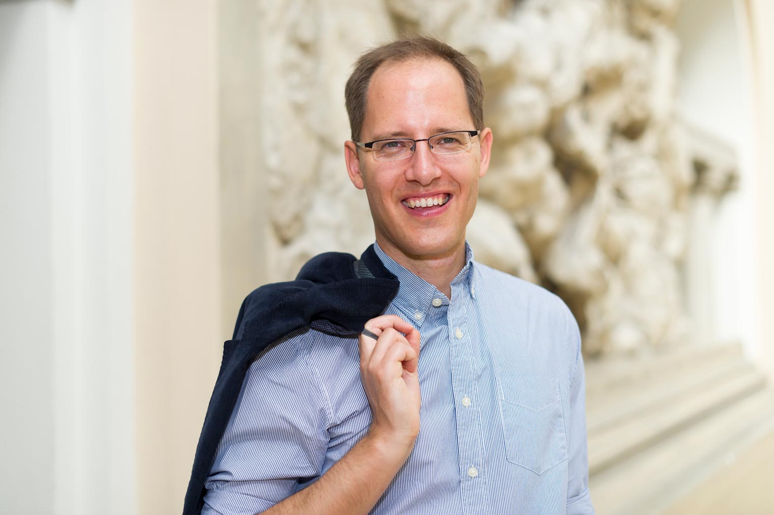 Florian Scheuer ist Professor für Economics of Institutions an der Universität Zürich. Zu seinen Fachgebieten gehören ökonomische Ungleichheit, politische Ökonomie und Steuerpolitik.