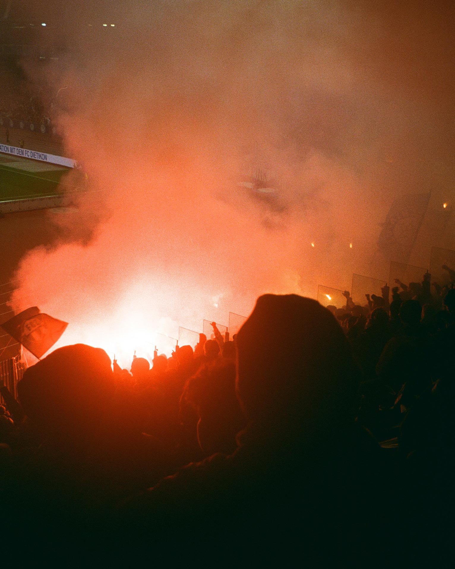 FCZ fans in the Letzigrund. In modern democracies, voters behave like soccer fans. Photo by Vale on unsplash.